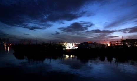 Menanti sang fajar diatas perahu nelayan di Muara Angke, Jakartfa Utara.   (foto : Wisnu Aji)