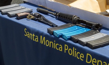 Senjata dan amunisi yang digunakan oleh pelaku penembakan Santa Monica College diperlihatkan oleh Kepolisian Santa Monica, Sabtu (8/6).  (AP/Ringo H.W. Chiu)