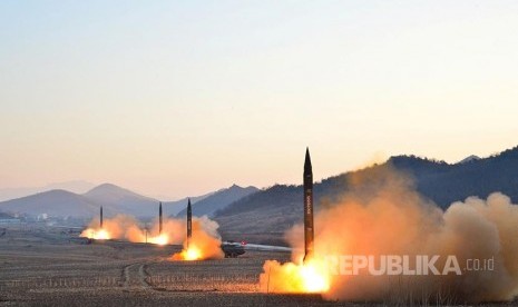 Senjata roket balistik ditembakkan dalam latihan militer Tentara Rakyat Korea Utara. Dalam foto yang disebarkan oleh kantor berita pemerintah Korea Utara ini menyebutkan latihan dipimpin langsung oleh Presiden Korea Utara Kim Jong Un