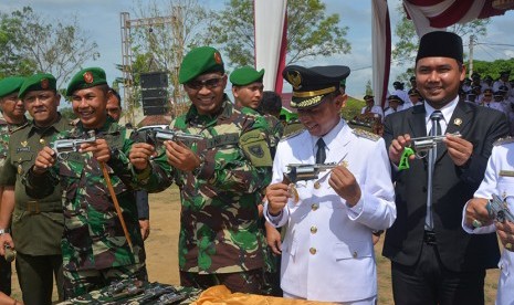 Senpi ilegal yang diserahkan kepada aparat.