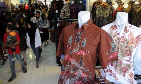  Sentra penjualan batik International Batik Center (IBC) ramai dikunjungi oleh pemudik yang melintas di Jalan Raya Ahmad Yani, Pekalongan, Jawa Tengah, Jumat (24/8). (Aditya Pradana Putra/Republika)