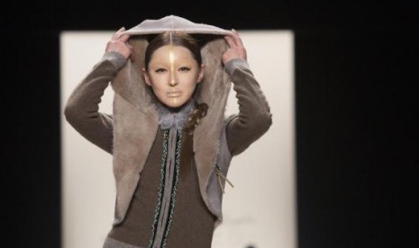 Sentuhan emas menjadi tren terbaru yang muncul pada panggung New York Fashion Week 2014