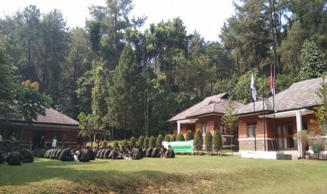 Sentul Eco Edu Forest. Kawasan hutan dengan luas 9.200an hektar ini dipotong oleh aliran sebuah sungai dengan kedalaman yang dangkal.