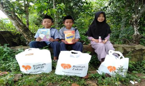 Senyum bahagia nampak pada wajah anak-anak yatim dan dhuafa di wilayah binaan Taktakan dan Waringin Kurung. Pasalnya mereka baru saja menerima paket Kado Lebaran Yatim (KLY) dari Rumah Zakat Cilegon, Jum’at (30/4).