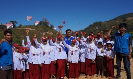 Senyum kebahagiaan dari anak-anak di Desa Cindakko setelah memiliki sekolah idaman.