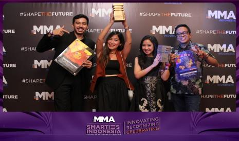 SEO Lead STEB Asia-Fahmi Dirgantara, Founder dan CEO STEB Asia-Meutia Adryana, Sr. Manager Marketing Business Biznet-Gitanissa Laprina, dan Sr. Manager Marketing Consumer Biznet-Adrianto Sulistyo saat menerima penghargaan di ajang SMARTIES Indonesia Awards 2023.