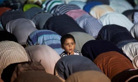 Dewan fatwa Mesir mengeluarkan larangan untuk shalat tarawih di atas atap rumah. Foto, seorah bocah Mesir duduk bersama jamaah shalat tarawih di Kota Nasr, sub urban Kairo, Mesir (ilustrasi)