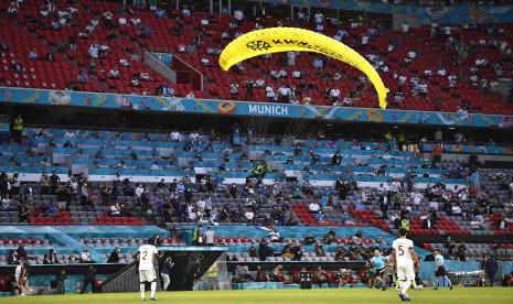 Seorang aktivis Greenpeace mendarat di Stadion Arena Muenchen dengan parasut sebelum pertandingan sepak bola babak penyisihan Grup F Euro 2020 antara Prancis dan Jerman di Muenchen, Jerman, 15 Juni 2021.