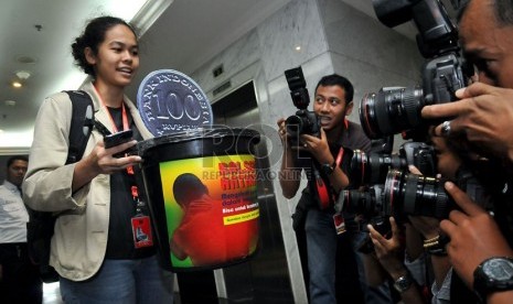  Seorang aktivis yang tergabung dalam Masyarakat Sipil Anti Korupsi membawa Balsem Anti Korupsi di gedung Mahkamah Konstitusi, Jakarta, Jumat (13/12).   (Republika/Prayogi)