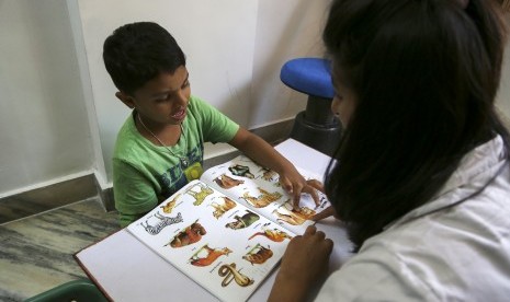 Seorang anak austisme sedang belajar di Mumbai, India. April adalah bulan kesadaran gangguan autisme sedunia.