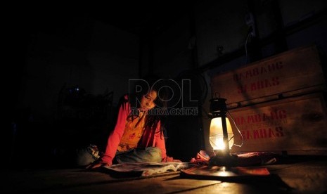   Seorang anak belajar dengan bantuan lampu penerangan di pemukiman transmigrasi di Desa Sebunga, Kecamatan Sajingan Besar, Sambas, Kalimantan Barat.  (Republika/Edwin Dwi Putranto)