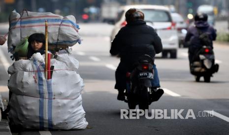 Seorang anak berada di atas gerobak di Karet, Jakarta, Sabtu (18/4/2020). Sepekan diberlakukannya Pembatasan Sosial Berskala Besar (PSBB) di wilayah DKI Jakarta, keberadaan manusia gerobak mulai menjamur di sejumlah ruas jalan. 