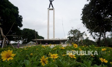 Seorang anak beraktivitas di Kawasan Taman Lapangan Banteng, Jakarta.