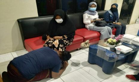 Seorang anak berisial T (12) bersujud di depan ibunya, di Polres Tasikmalaya, Senin (12/7). Anak itu ditangkap polisi lantaran ikut dalam aksi bela HRS yang berujung ricuh di Kantor Kejari Kabupaten Tasikmalaya. 