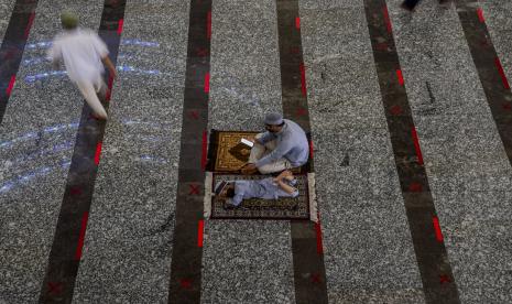 Seorang anak beristirahat usai melaksanakan Shalat Jumat di Masjid Agung At Tin, Jakarta.