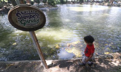 Seorang anak berjalan di lokasi wisata Sumber Gundi, Desa Tanjung, Kediri, Jawa Timur. Kawasan wisata sekaligus sumber irigasi pertanian daerah sekitar tesebut kembali dibuka seiring pemberlakuan pembatasan kegiatan masyarakat di Kediri pada level 1.