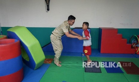 Seorang anak berkebutuhan khusus (autis) mendapat terapi 