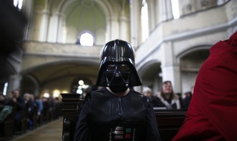 Seorang anak berkostum Darth Vader menghadiri misa gereja bertema Star Wars di Zion Berlin, Jerman.