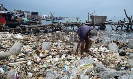 Tumpukan sampah di pesisir pantai. (Ilustrasi)