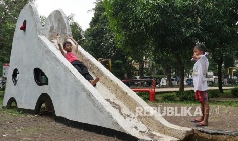  Seorang anak bermain perosotan di taman Tangguban Perahu Jakarta, Jumat (7/7).