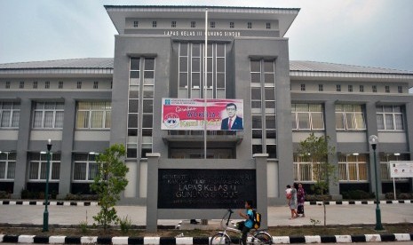 Seorang anak bermain sepeda di lingkungan Lapas Kelas III Gunung Sindur, Kabupaten Bogor, Jabar, Selasa (22/9). 