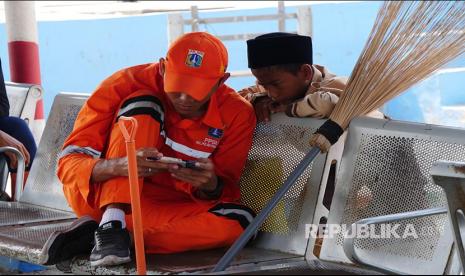 Seorang anak menonton game yang tengah dimainkan petugas PPSU Jakarta di Kepulauan Seribu, Jakarta. Diperlukan kebujaksanaan orang tua dalam memberikan akses internet yang aman kepada anak-anaknya.