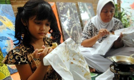  Seorang anak bersama ibunya membatik tulis di kampung batik di Palbatu, Kelurahan Menteng Dalam, Kecamatan Tebet,Jakarta Selatan,Selasa (2/9). (Agung Fatma Putra)