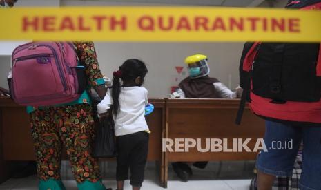 Seorang anak bersiap untuk diperiksa kesehatannya sebelum menaiki KM Dorolonda yang akan diberangkatkan dari Terminal Penumpang Tanjung Priok, Jakarta (ilustrasi)