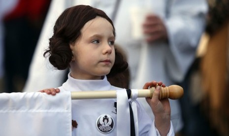 Seorang anak berusia tujuh tahun dalam kostum Princess Leia, karakter ikonik yang diperankan Carrie Fisher.