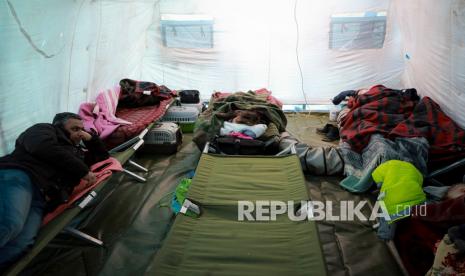  Seorang anak dari Ukraina tidur di tenda bagian dari pusat kemanusiaan untuk pengungsi di perbatasan Moldova-Ukraina, di Palalanca, Moldova, Jumat, 25 Februari 2022