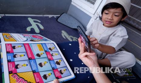 Seorang anak didampingi ibunya belajar mengaji dengan aplikasi daring di Medan, Sumatera Utara. Ketua Umum Pengurus Besar Persatuan Guru Republik Indonesia (PB PGRI) Prof Unifah Rosyidi mengatakan sebanyak 85,5 persen orang tua cemas anaknya kembali ke sekolah pada tahun ajaran baru.