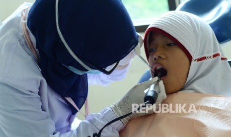 Seorang anak diperiksa gigi pada Bulan Kesehatan Gigi Nasional (BKGN) yang digelar Persatuan Dokter Gigi Indonesia (PDGI), Asosiasi Fakultas Kedokteran Gigi Indonesia (AFDOKGI), dan Unilever Indonesia, di Fakultas Kedokteran Gigi (FKG) Unpad, Kota Bandung,