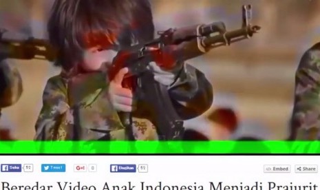 Seorang anak Indonesia sedang berlatih menembak dalam cuplikan video Beredar Video Anak Indonesia Menjadi Prajurit ISIS di Youtube