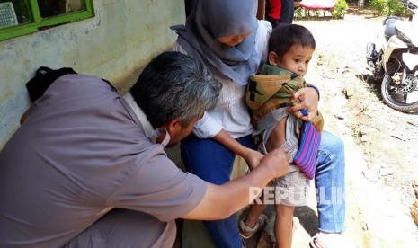  Seorang anak luka setelah didigit anjing liar, di Kecamatan Cikembar, Kabupaten Sukabumi, Selasa (28/3). Dengan kasus tersebut, petugas Disnak melakukan upaya pencegahan salah satunya melakukan vaksinasi anti rabies kepada anjing-anjing peliharaan.