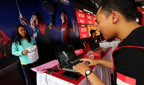 Seorang anak melakukan proses registrasi untuk mengikuti Audisi Umum PB Djarum di GOR KONI, Bandung, Jawa Barat, Sabtu (27/7).