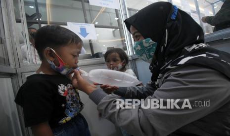 Seorang anak melakukan tes deteksi COVID-19 dengan metode GeNose C19 di Stasiun Pasar Turi, Surabaya, Jawa Timur, Senin (15/2/2021). Kewajiban tes GeNose C19 bagi calon penumpang kereta api merupakan kelengkapan syarat perjalanan sebagai upaya pencegahan penyebaran COVID-19. 