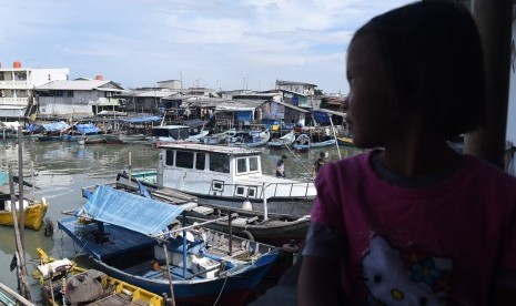 Seorang anak melihat pemukiman warga Pasar Ikan, Penjaringan, Jakarta, Jumat (1/4). 