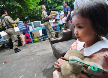 Seorang anak melihat proses penggusuran permukiman liar yang berlangsung di bantaran Kali Sepak, Meruya Selatan, Kembangan, Jakarta Barat, Rabu (6/12). (Republika/Aditya)