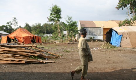 Seorang anak melintas dan memandangi lahan musala asy-syuhada yang bangunannya sudah dibongkar