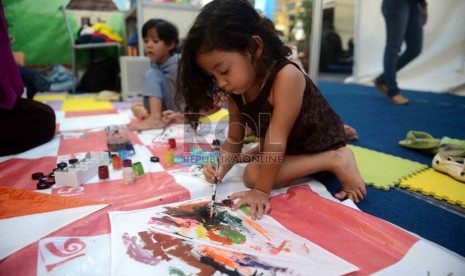  Seorang anak melukis di atas layang-layang saat puncak peringatan Hari Aksara Internasional ke-48 di Gedung Kementerian Pendidikan dan Kebudayaan (Kemdikbud), Jakarta, Jumat (11/10).    (Republika/Agung Supriyanto)