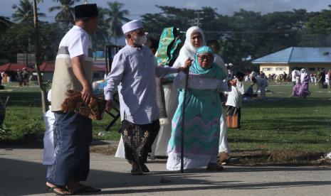 Seorang anak memapah ibunya yang lansia usai menjalankan Shalat Idul Fitri di Lapangan Sorumba, Ranomeeto, Konawe Selatan, Sulawesi Tenggara, Senin (2/5/2022). Pemerintah RI menetapkan 1 Syawal 1443 Hijiriah jatuh pada Senin (2/5/2022) berdasarkan sidang isbat. Keutamaan Puasa Syawal