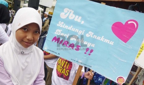   Seorang anak membawa poster antimiras pada aksi kelompok pemuda Gerakan Anti Miras (minuman keras) Nasional di Car Free Day (CFD) kawasan Dago, Kota Bandung, Ahad (19/1). (Republika/Edi Yusuf)