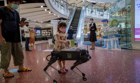 Seorang anak membersihkan tangan menggunakan hand sanitizer di sebuah mal di Bangkok, Thailand, Rabu (27/5).