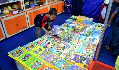  Seorang anak memilih buku di pameran Islamic Book Fair (IBF) 2013 di Senayan, Jakarta, Ahad (10/3).  (Republika/Agung Supriyanto)