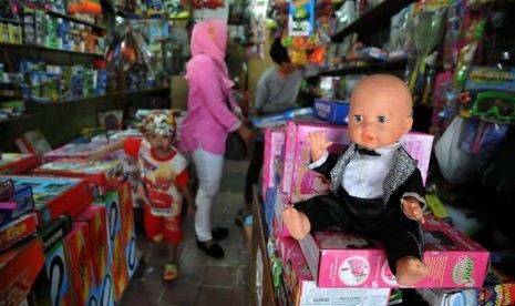 Seorang anak memilih mainan anak di pasar Gembrong, Jakarta, Selasa (29/4).