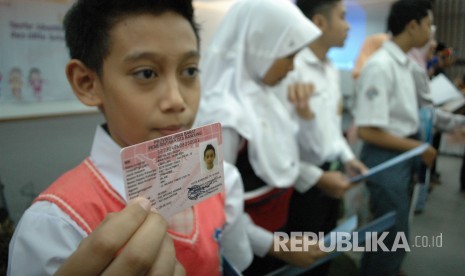 Seorang anak memperlihatkan Kartu Identitas Anak (KIA) 