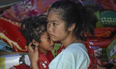 Seorang anak menangis dipelukan ibunya di Posko pengungsian korban gempa bumi Desa Sajang, Kecamatan Sembalun, Selong, Lombok Timur, NTB, Kamis (2/8).