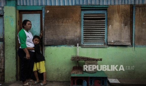 Seorang anak menangis dipelukan ibunya saat penggusuran di pemukiman proyek normalisasi Sungai Ciliwung, Bukit Duri, Jakarta, Rabu (28/9).