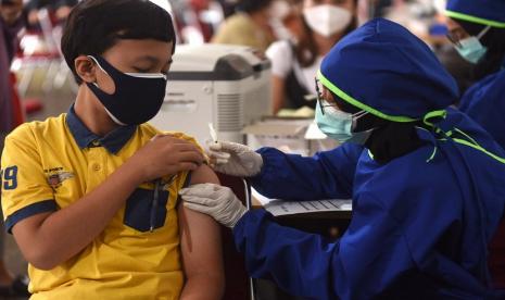 Seorang anak mengikuti kegiatan vaksinasi Covid-19 tahap pertama Sehat Bersama Pertamina yang diselenggarakan di Kantor Pusat Pertamina, Jakarta pada Sabtu (24/7)