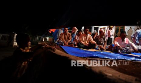 Seorang anak mengintip warga yang akan melaksanakan shalat tarawih di tenda pengungsian warga (ilustrasi)